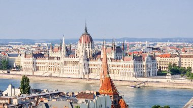 Macaristan 'ın Budapeşte kentindeki Balıkçı Kalesi' nden Meclis Binası manzarası.