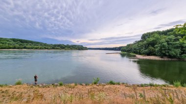 Devin Kalesi 'nin dışındaki Tuna Nehri manzarası. Slovakya 'nın Bratislava kenti yakınlarındaki Devin Kalesi, Tuna ve Morava nehirlerinin kesiştiği noktada yer almaktadır. Kalenin stratejik konumu onu tarih boyunca önemli bir yer haline getirdi..