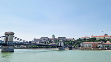 Budapeşte, Macaristan 'da bulunan Buda Kalesi, Tuna Nehri ve Köprüsü' ne bakıyor.