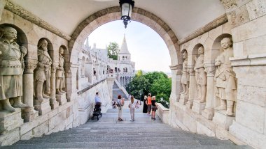 Macaristan 'ın Budapeşte kentinde yer alan Balıkçı Kalesi kentin en ikonik ve pitoresk simgelerinden biri. Bu Neo-Gotik ve Neo-Romantik yapı Tuna Nehri, Margaret Adası ve Budapeşte 'nin Pest tarafında çarpıcı manzaralar sunuyor.