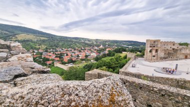 Slovakya 'nın Bratislava kenti yakınlarındaki Devin Kalesi' nden Devin Şatosu, Tuna ve Morava nehirlerinin kesiştiği noktada yer almaktadır. 212 metre yüksekliğindeki kayalıklarda bulunur ve çevresindeki nehirleri ve kırsal kesimleri nefes kesici bir şekilde görür.,