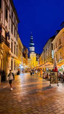 Eski kasaba Bratislava 'daki St. Michael' s Gate, Slovakya. Şehrin ortaçağ tahkimatlarından korunmuş tek geçittir..