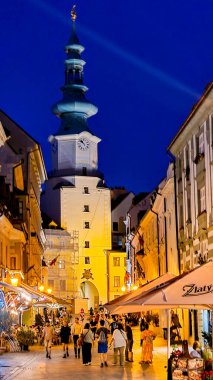 Eski kasaba Bratislava 'daki St. Michael' s Gate, Slovakya. Şehrin ortaçağ tahkimatlarından korunmuş tek geçittir..
