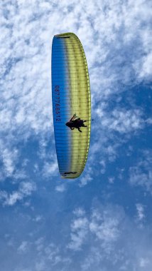 Bulgaristan 'ın Burgaz kentindeki Karadeniz Üzerinden Paragliding Flight.