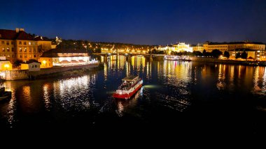 Çek Cumhuriyeti Prag 'daki Vltava Nehri üzerinde tekne gezisi.