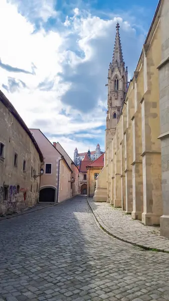 Bratislava Sokak Sahnesi Fransisken Haber Kilisesi Arka plan Bratislava, Slovakya 'da