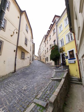 Bratislava, Slovakya 'da Manzaralı Sokak Manzarası. Bratislava, Slovakya 'nın başkenti Bratislava' nın tarihi kalbidir. Bu pitoresk alan tarih, mimari ve kültür açısından zengindir. Geçmişe büyüleyici bir bakış sunar..