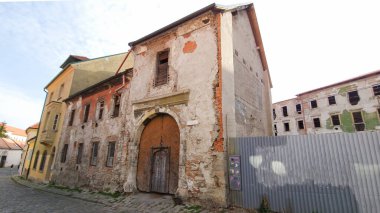 Bratislava, Slovakya 'da Manzaralı Sokak Manzarası. Bratislava, Slovakya 'nın başkenti Bratislava' nın tarihi kalbidir. Bu pitoresk alan tarih, mimari ve kültür açısından zengindir. Geçmişe büyüleyici bir bakış sunar..