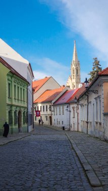 Bratislava, Slovakya 'da Manzaralı Sokak Manzarası. Bratislava, Slovakya 'nın başkenti Bratislava' nın tarihi kalbidir. Bu pitoresk alan tarih, mimari ve kültür açısından zengindir. Geçmişe büyüleyici bir bakış sunar..