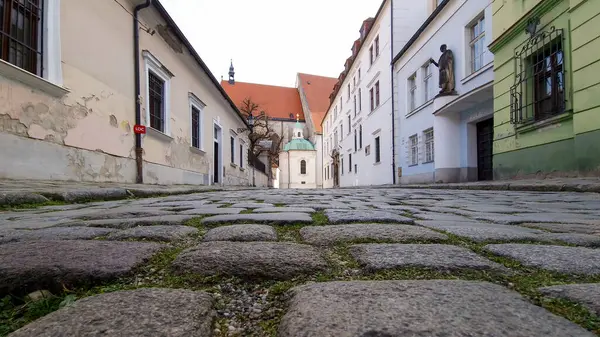 Bratislava, Slovakya 'da Manzaralı Sokak Manzarası. Bratislava, Slovakya 'nın başkenti Bratislava' nın tarihi kalbidir. Bu pitoresk alan tarih, mimari ve kültür açısından zengindir. Geçmişe büyüleyici bir bakış sunar..