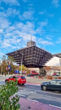 Ters çevrilmiş bir piramit gibi şekillendirilmiş Slovak Radyo Binası, Bratislava 'nın mimari simgelerinden biri. Çekoslovakya 'da sosyalist gerçekçiliğin resmi mimari stil olduğu bir dönemde inşa edildi..