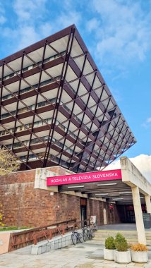 Ters çevrilmiş bir piramit gibi şekillendirilmiş Slovak Radyo Binası, Bratislava 'nın mimari simgelerinden biri. Çekoslovakya 'da sosyalist gerçekçiliğin resmi mimari stil olduğu bir dönemde inşa edildi..