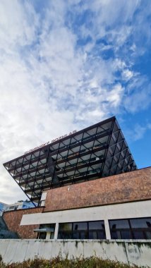 Ters çevrilmiş bir piramit gibi şekillendirilmiş Slovak Radyo Binası, Bratislava 'nın mimari simgelerinden biri. Çekoslovakya 'da sosyalist gerçekçiliğin resmi mimari stil olduğu bir dönemde inşa edildi..