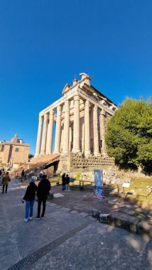 Roma Forumu, İtalya 'nın Roma kentindeki en önemli arkeolojik alanlardan biridir. Antik Roma 'da kamusal yaşamın merkeziydi ve şehrin tarihi, siyaseti ve kültüründe önemli bir rol oynadı..