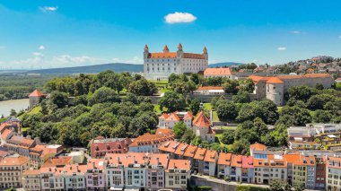 Bratislava Kalesi ve Bratislava Eski Kasabasının Hava Aracı Fotoğrafı.