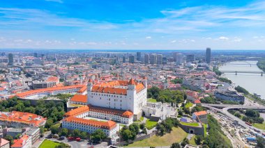 Bratislava Kalesi ve Bratislava Eski Kasabasının Hava Aracı Fotoğrafı.