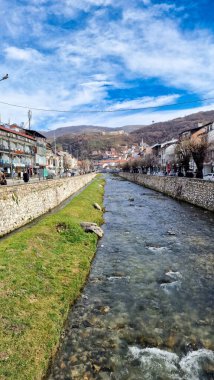 Prizren, Kosova ve Bistrica Nehri. Nehir şehirde akıyor, cazibesini arttırıyor ve rahatlama ve rahatlama faaliyetleri için pitoresk yerler sağlıyor.