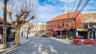 Kosova 'nın Prizren kentindeki Shadervan Meydanına Giden Sokak.