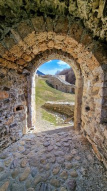 Şehre bakan Prizren Kalesi manzaralı Prizren Kalesi, Bizans dönemine dayanıyor ve kentin ve etrafındaki dağların çarpıcı panoramik manzarasını sunuyor. Burası tarih ve fotoğrafçılıkla ilgilenen ziyaretçiler için popüler bir yerdir.. 