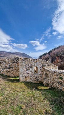 Şehre bakan Prizren Kalesi manzaralı Prizren Kalesi, Bizans dönemine dayanıyor ve kentin ve etrafındaki dağların çarpıcı panoramik manzarasını sunuyor. Burası tarih ve fotoğrafçılıkla ilgilenen ziyaretçiler için popüler bir yerdir.. 