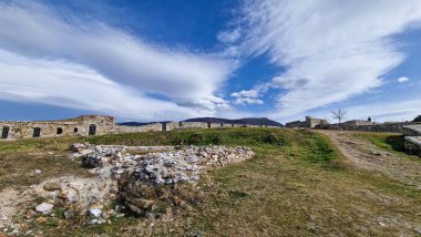 Şehre bakan Prizren Kalesi manzaralı Prizren Kalesi, Bizans dönemine dayanıyor ve kentin ve etrafındaki dağların çarpıcı panoramik manzarasını sunuyor. Burası tarih ve fotoğrafçılıkla ilgilenen ziyaretçiler için popüler bir yerdir.. 