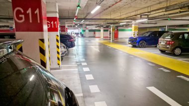 Alışveriş merkezindeki yeraltı otoparkı..