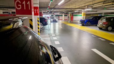 Alışveriş merkezindeki yeraltı otoparkı..