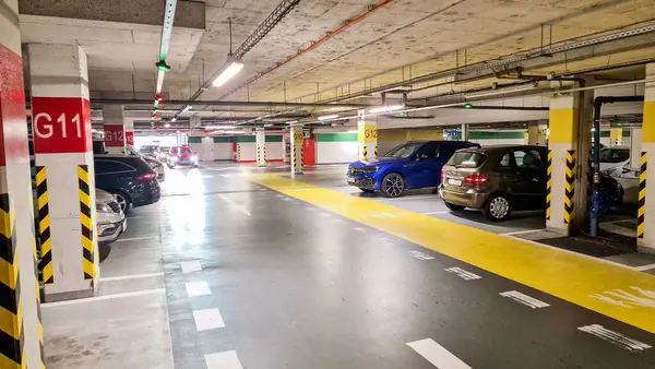 Alışveriş merkezindeki yeraltı otoparkı..