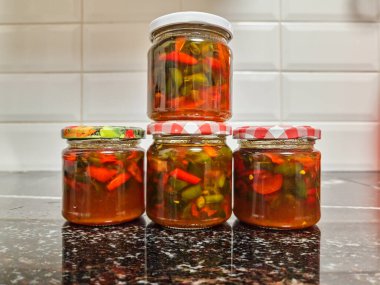 Jalapeo Kovboy Candy. Jalapeos cam kavanozlarda korunmuş (konserve).