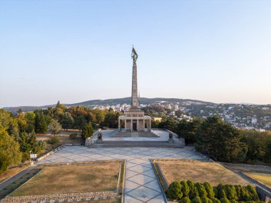 Köle Savaşı Anıtı 'nın Hava Aracı Fotoğrafı. Slovakya 'nın Bratislava kentindeki Slavn Savaşı Anıtı, İkinci Dünya Savaşı' nda Bratislava 'nın kurtuluşu sırasında hayatını kaybeden Sovyet Ordusu askerlerine adanmış önemli ve dokunaklı bir simgedir.. 