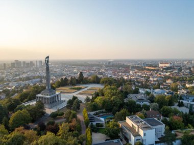Köle Savaşı Anıtı 'nın Hava Aracı Fotoğrafı. Slovakya 'nın Bratislava kentindeki Slavn Savaşı Anıtı, İkinci Dünya Savaşı' nda Bratislava 'nın kurtuluşu sırasında hayatını kaybeden Sovyet Ordusu askerlerine adanmış önemli ve dokunaklı bir simgedir.. 