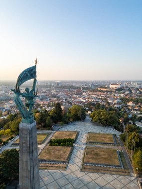 Köle Savaşı Anıtı 'nın Hava Aracı Fotoğrafı. Slovakya 'nın Bratislava kentindeki Slavn Savaşı Anıtı, İkinci Dünya Savaşı' nda Bratislava 'nın kurtuluşu sırasında hayatını kaybeden Sovyet Ordusu askerlerine adanmış önemli ve dokunaklı bir simgedir.. 