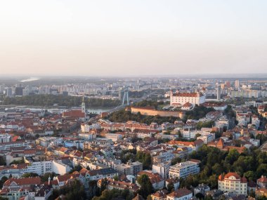 Tarihi Bratislava Kalesi ve Bratislava Eski Kasabasının Hava Aracı Fotoğrafı.