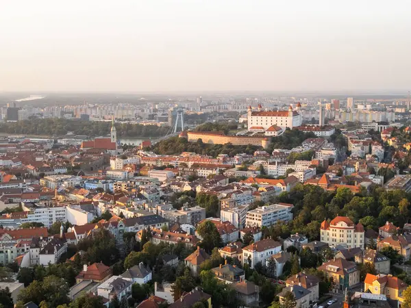Tarihi Bratislava Kalesi ve Bratislava Eski Kasabasının Hava Aracı Fotoğrafı.