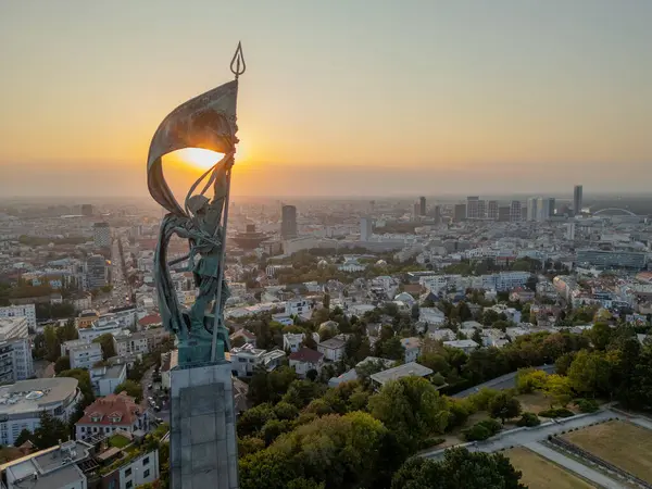 Gündoğumunda Köle Savaşı Anıtı 'nın Hava Aracı Fotoğrafı. Bratislava, Slovakya 'daki Slavn Savaş Anıtı İkinci Dünya Savaşı' nda Bratislava 'nın kurtuluşu sırasında ölen Sovyet Ordusu askerlerine adanmıştır..