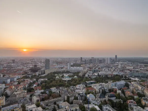 Sabahın erken saatlerinde İHA Fotoğraf: Tarihi Bratislava, Slovakya 'da Gün Doğumu.