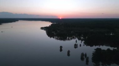 Alabama 'daki Gantt Gölü' nün Manzaralı Günbatımı Drone Videosu. Bu göl kayık, balıkçılık, yüzme ve çeşitli eğlence aktiviteleri için kullanılır..