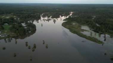 Alabama 'daki Gantt Gölü' nün Manzaralı Günbatımı Drone Videosu. Bu göl kayık, balıkçılık, yüzme ve çeşitli eğlence aktiviteleri için kullanılır..
