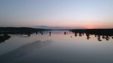 Alabama 'daki Gantt Gölü' nün Manzaralı Günbatımı Drone Videosu. Bu göl kayık, balıkçılık, yüzme ve çeşitli eğlence aktiviteleri için kullanılır..