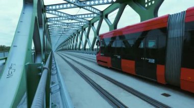 Bratislava 'da seyahat eden bir Kırmızı Elektrik Tramvayı, Slovakya' nın En Çok Tarihi Stary