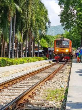 Tur için kullanılan tren Kanchanaburi, Tayland 'da Kwai nehri üzerinde.
