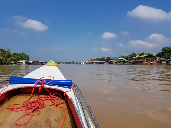 Kanchanaburi, Tayland 'daki Kwai Nehri' nde tekne gezisi.