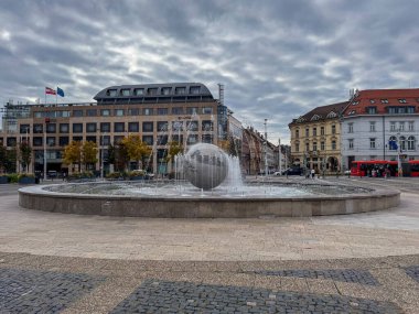 Bratislava Başkanlık Sarayı 'nın yanındaki Barış Gezegeni çeşmesi.