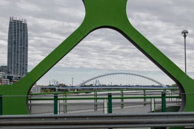 Bratislava 'daki Stary most (Eski Köprü), şehir merkezini Tuna Nehri boyunca uzanan Petrzalka ilçesine bağlayan tarihi ve önemli bir yapıdır. Apollo Köprüsü arka planda görülebilir..