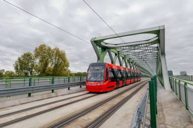 Stary boyunca en çok seyahat eden kırmızı elektrikli tramvay. Bratislava 'daki en eski (Eski Köprü) tarihi ve önemli bir yapıdır ve şehir merkezini Tuna Nehri boyunca uzanan Petrzalka ilçesine bağlar..