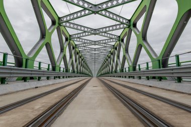 Bratislava 'daki en eski (Eski Köprü) tarihi ve önemli bir yapıdır ve şehir merkezini Tuna Nehri boyunca uzanan Petrzalka ilçesine bağlar..