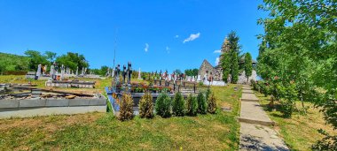Romanya 'daki Densus Kilisesi' nin Mezarlık Bölgesi. Hunedoara İlçesi 'nin Densu köyündeki Densu Kilisesi Romanya' nın en eski ortodoks taş kilisesi..