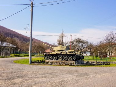 Dukla Geçidi Savaş Alanında 2. Dünya Savaşı Tankı sergileniyor. Tarihsel olarak, Dukla Geçidi özellikle 2. Dünya Savaşı sırasındaki rolüyle, stratejik bir geçittir..