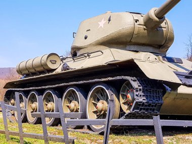 Dukla Geçidi Savaş Alanında 2. Dünya Savaşı Tankı sergileniyor. Tarihsel olarak, Dukla Geçidi özellikle 2. Dünya Savaşı sırasındaki rolüyle, stratejik bir geçittir..