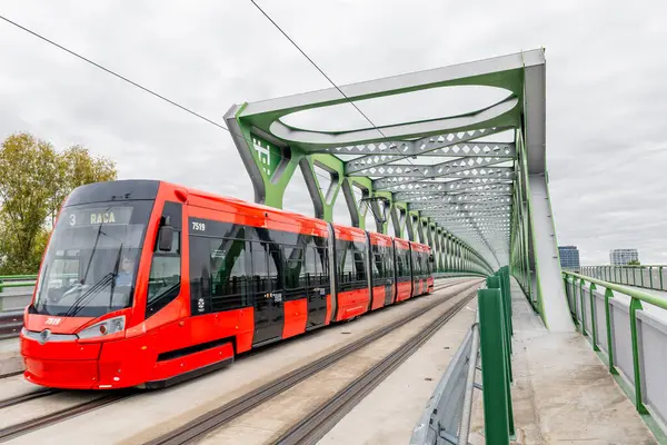 Stary boyunca en çok seyahat eden kırmızı elektrikli tramvay. Bratislava 'daki en eski (Eski Köprü) tarihi ve önemli bir yapıdır ve şehir merkezini Tuna Nehri boyunca uzanan Petrzalka ilçesine bağlar..